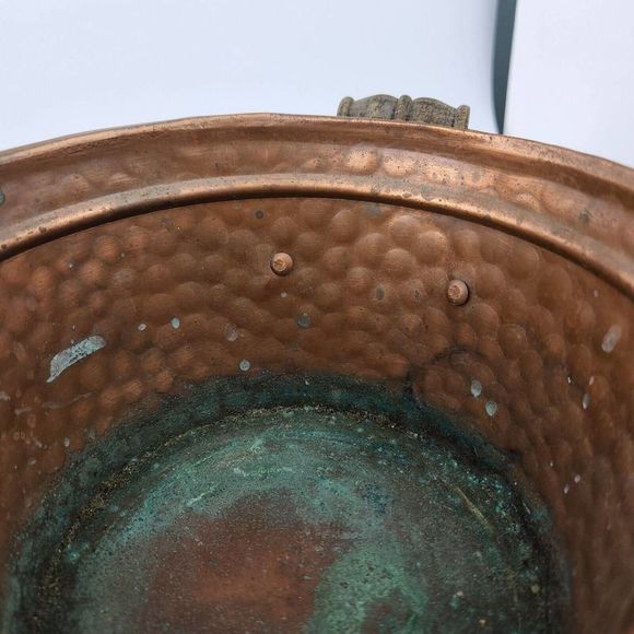 Vintage hammered copper pot, two wood handles & 3 paw feet, handcrafted - Picture 8 of 10